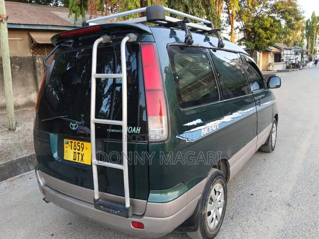 Toyota Noah 2001 Green