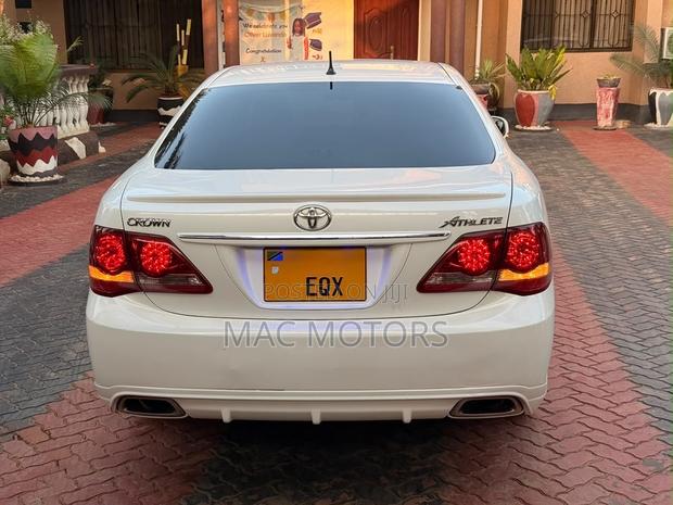 Toyota Crown 2009 White