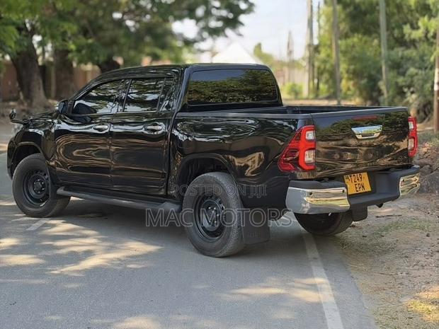 Toyota Hilux Revo Double Cab Deisel 2.4 AWD 2021 Black