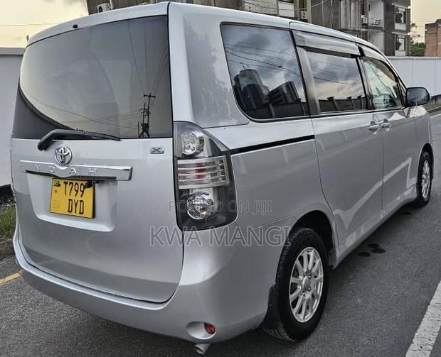 Toyota Noah 2008 Silver