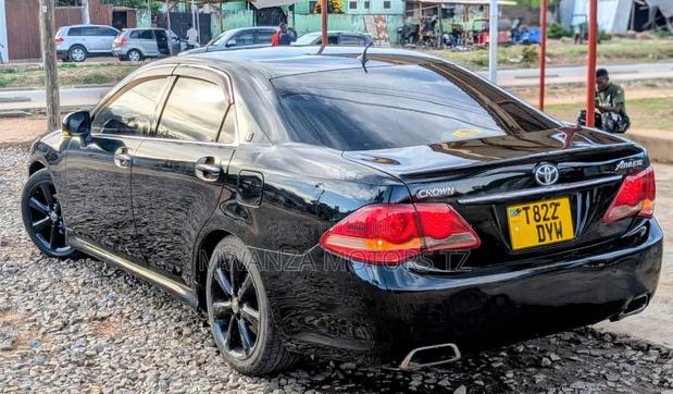 Toyota Crown 2009 Matt Black