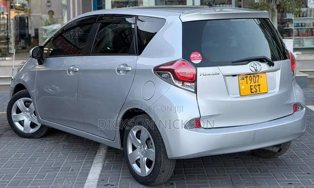 Toyota Ractis 1.3 FWD 2015 Silver