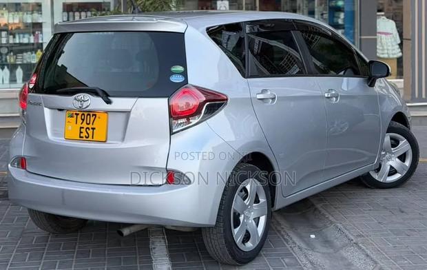 Toyota Ractis 1.3 FWD 2015 Silver