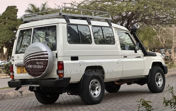 Toyota Land Cruiser 2022 White