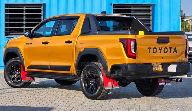Toyota Hilux 2026 Orange