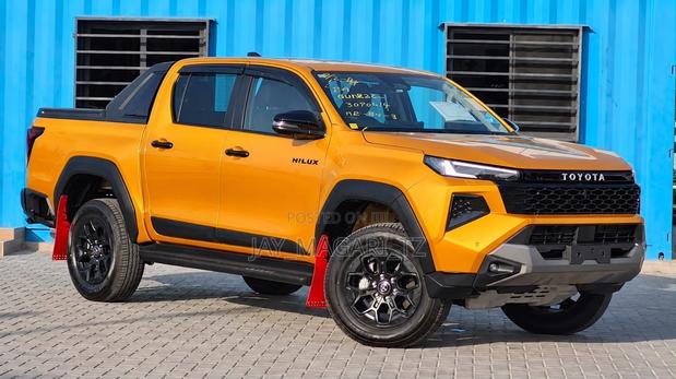 Toyota Hilux 2026 Orange