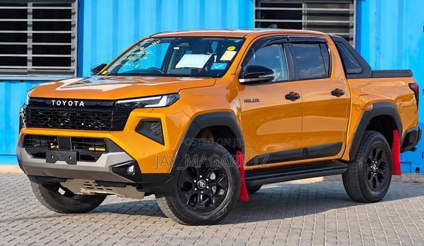 Toyota Hilux 2026 Orange