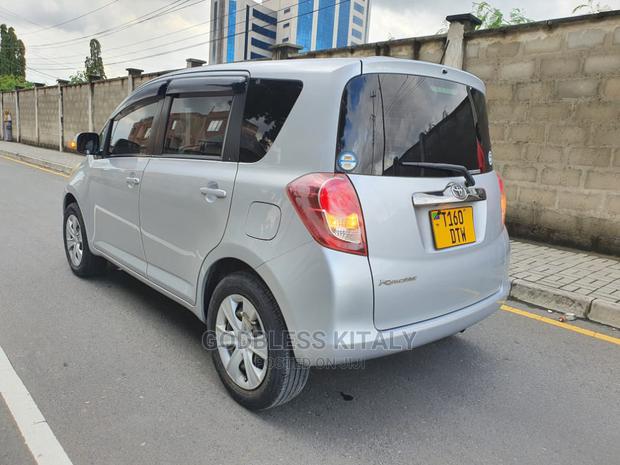 Toyota Ractis 2009 Silver