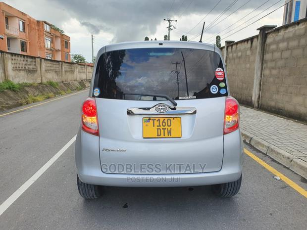 Toyota Ractis 2009 Silver