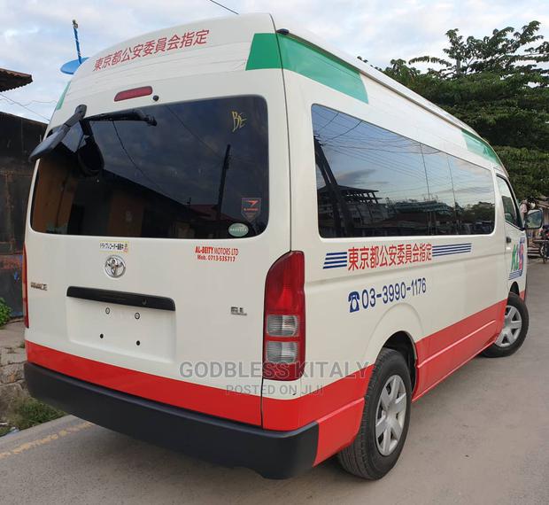 Toyota HMV 2017 White
