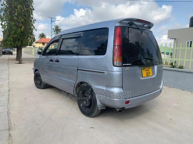 Toyota Noah 2001 Gray