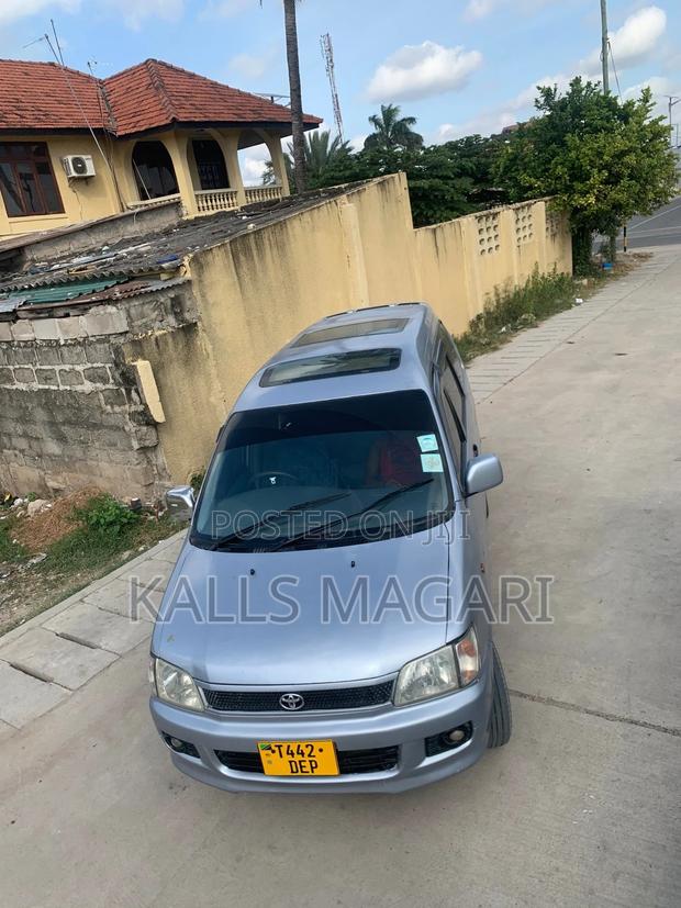 Toyota Noah 2001 Gray