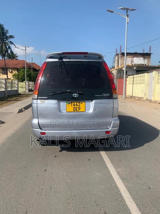 Toyota Noah 2001 Gray