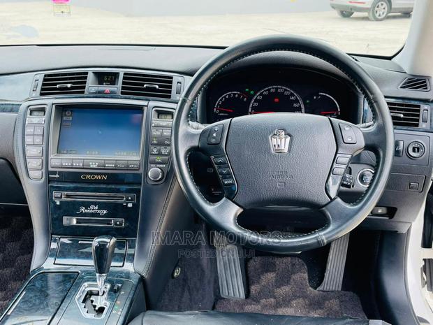 Toyota Crown 2006 White