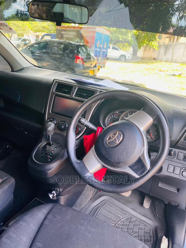 Toyota Raum 2011 Blue