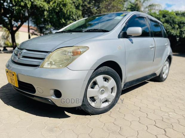 Toyota IST 2004 Silver