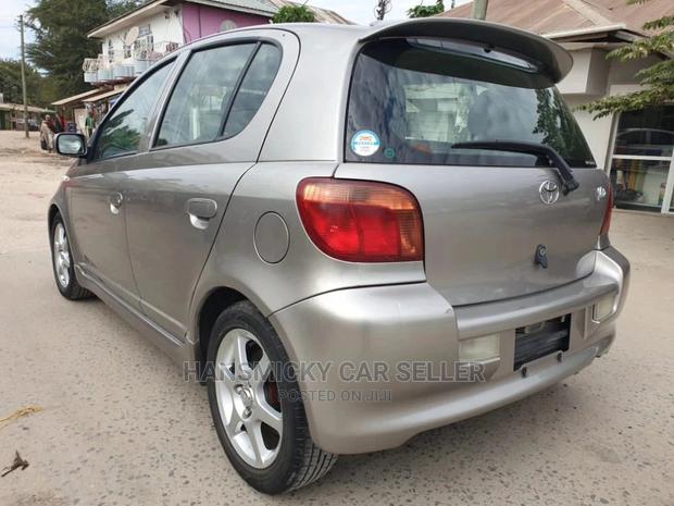 Toyota Vitz 2002 Silver