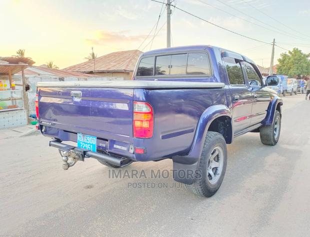 Toyota Hilux 2001 Blue