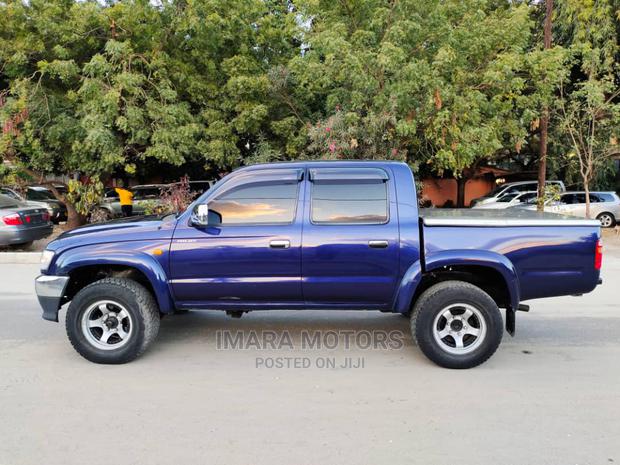 Toyota Hilux 2001 Blue
