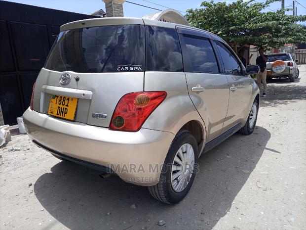 Toyota IST 2004 Gold