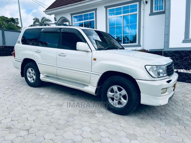 Toyota Land Cruiser 2001 White