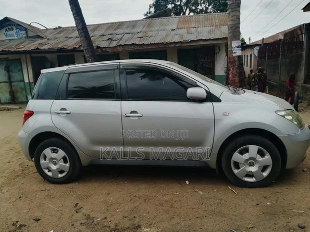 Toyota IST 2003 Silver