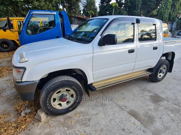 Toyota Hilux 2005 Off White