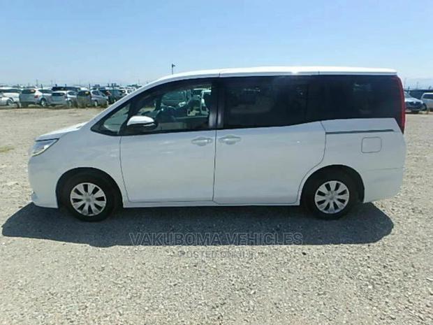 Toyota Noah 2014 Pearl