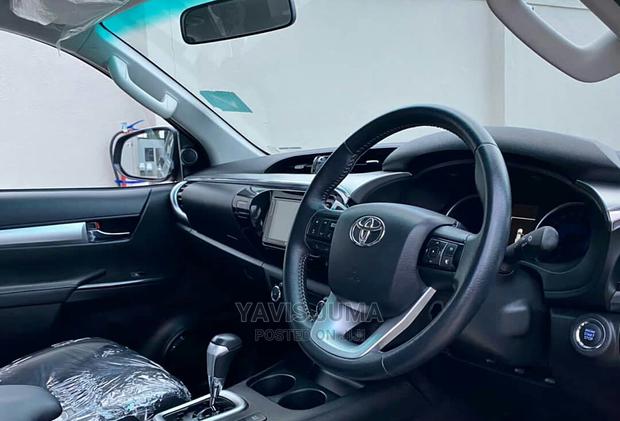 Toyota Hilux 2016 Black