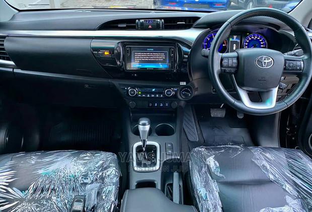 Toyota Hilux 2016 Black