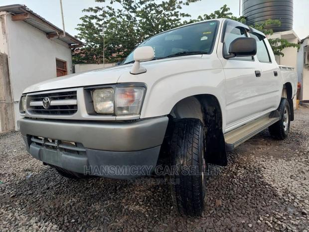 Toyota Hilux 2003 White