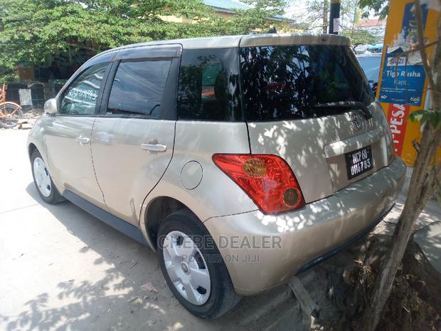 Toyota IST 2004 Gold