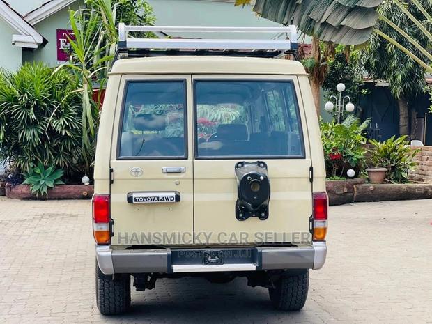 Toyota Land Cruiser 2011 Gold