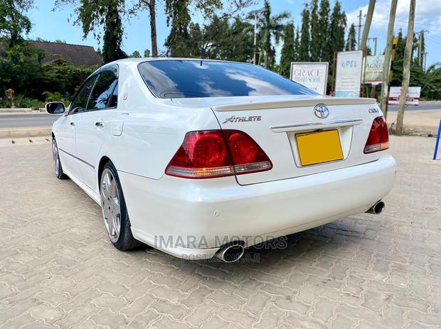 Toyota Crown 2006 White