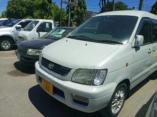Toyota Noah 2003 White