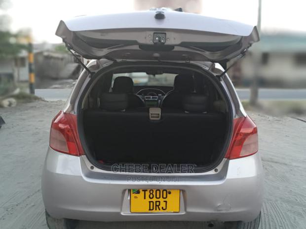 Toyota Vitz 2004 Silver