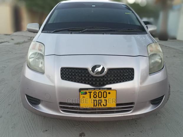 Toyota Vitz 2004 Silver