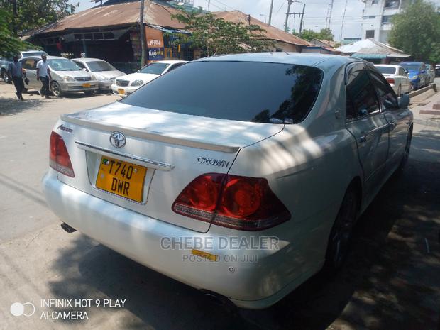 Toyota Crown 2006 White