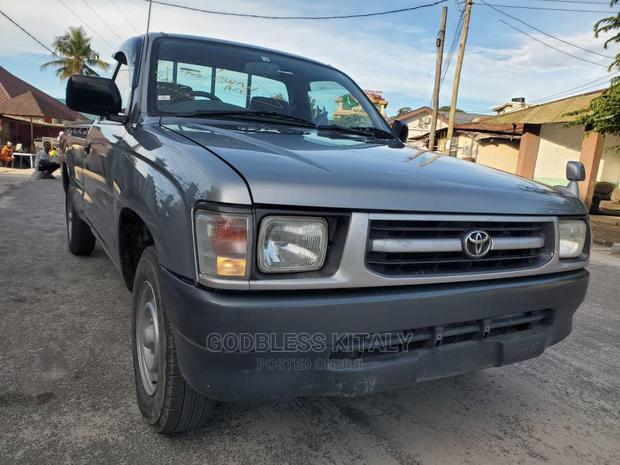 Toyota Hilux 2004 Beige
