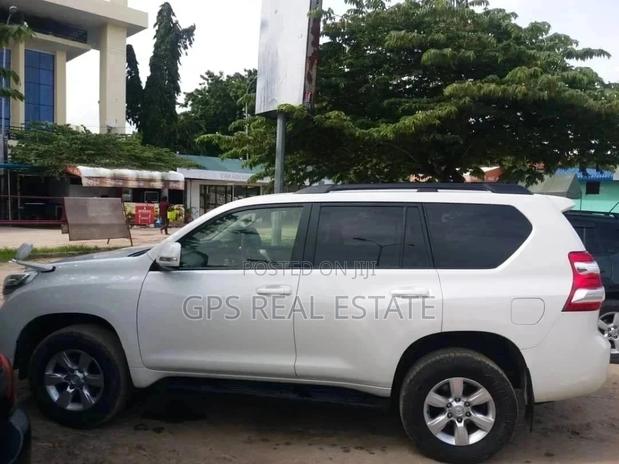 Toyota Land Cruiser 2010 White