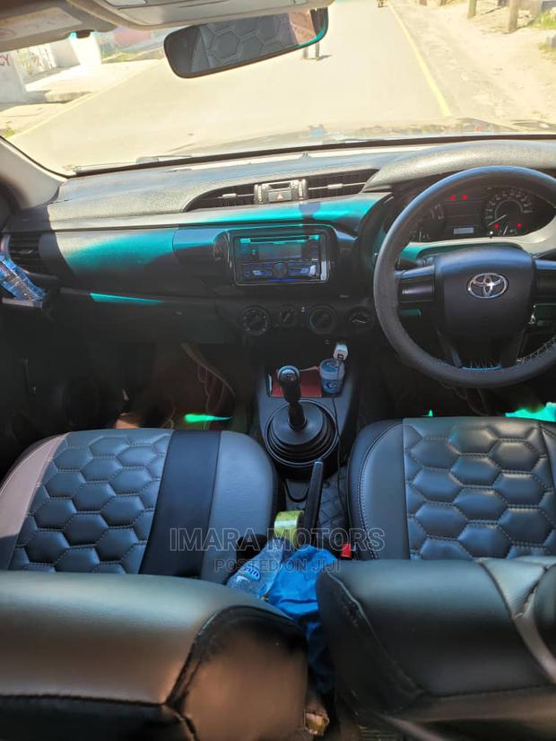 Toyota Hilux 2017 Gray