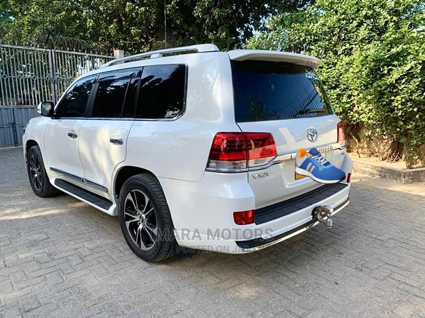 Toyota Land Cruiser 2018 4.5 V8 VXR White