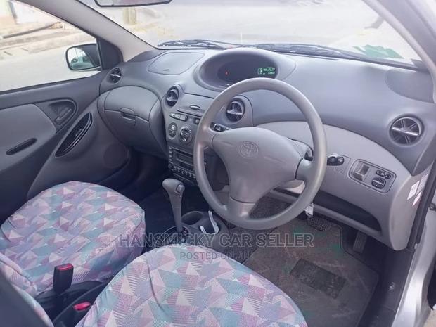 Toyota Vitz 2001 Silver