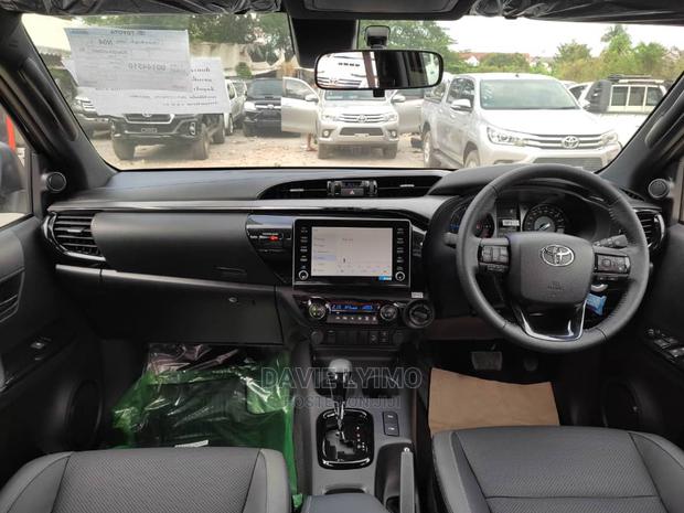Toyota Hilux 2021 Gray