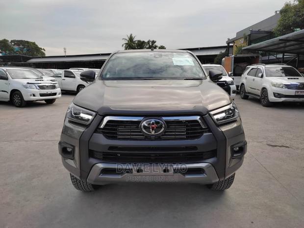 Toyota Hilux 2021 Gray