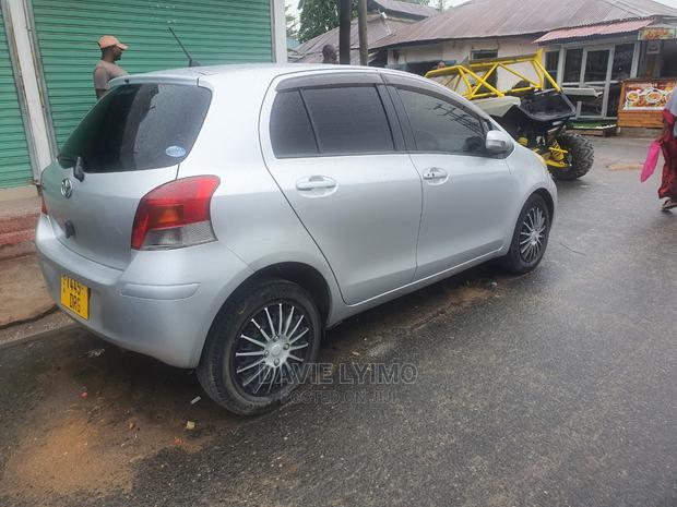 Toyota Vitz 2005 Silver