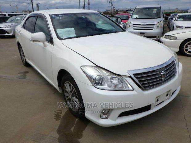 Toyota Crown Majesta 2011 Pearl
