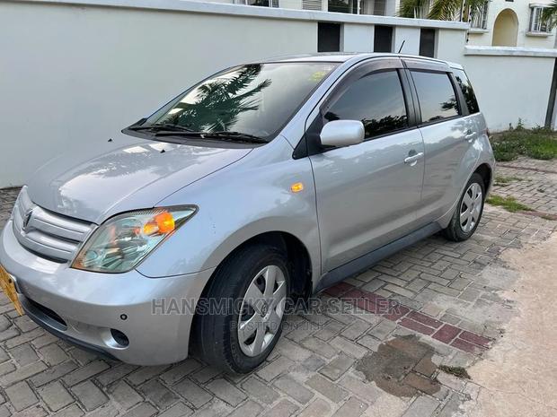 Toyota IST 2004 Silver
