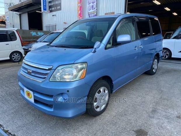 Toyota Noah 2006 Blue