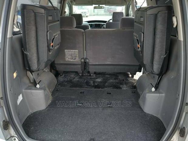 Toyota Voxy 2004 Silver